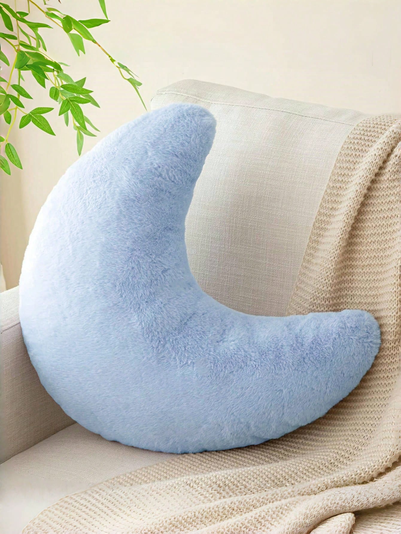 Moon-Shaped Decorative Pillow, Crafted From Soft And Comfortable Rose Velvet, Perfect For Bedrooms, Sofas, Beds, And Home Decor, An Ideal Gift For Family And Friends, Beige