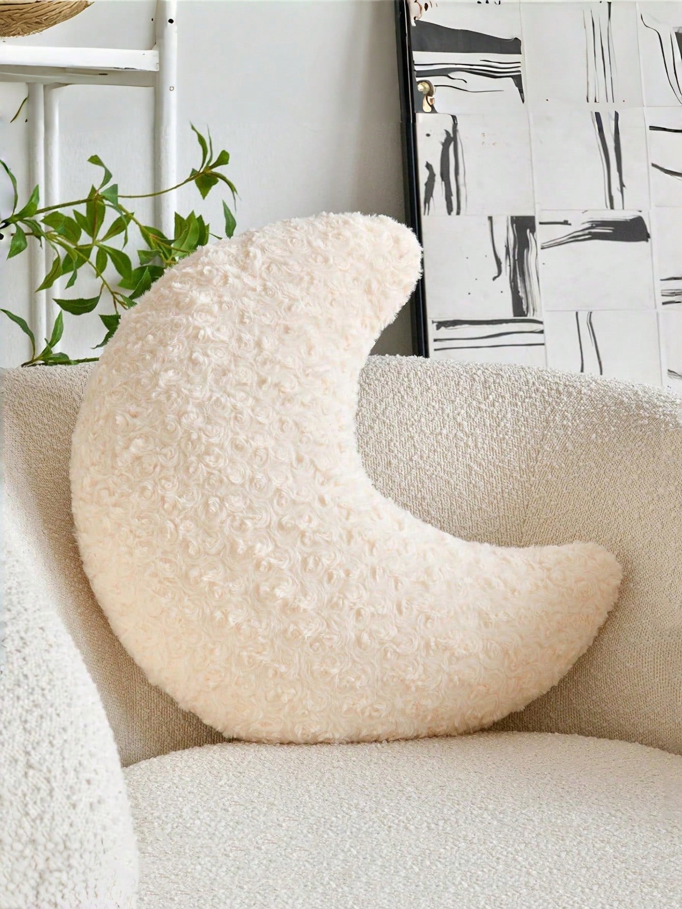 Moon-Shaped Decorative Pillow, Crafted From Soft And Comfortable Rose Velvet, Perfect For Bedrooms, Sofas, Beds, And Home Decor, An Ideal Gift For Family And Friends, Beige