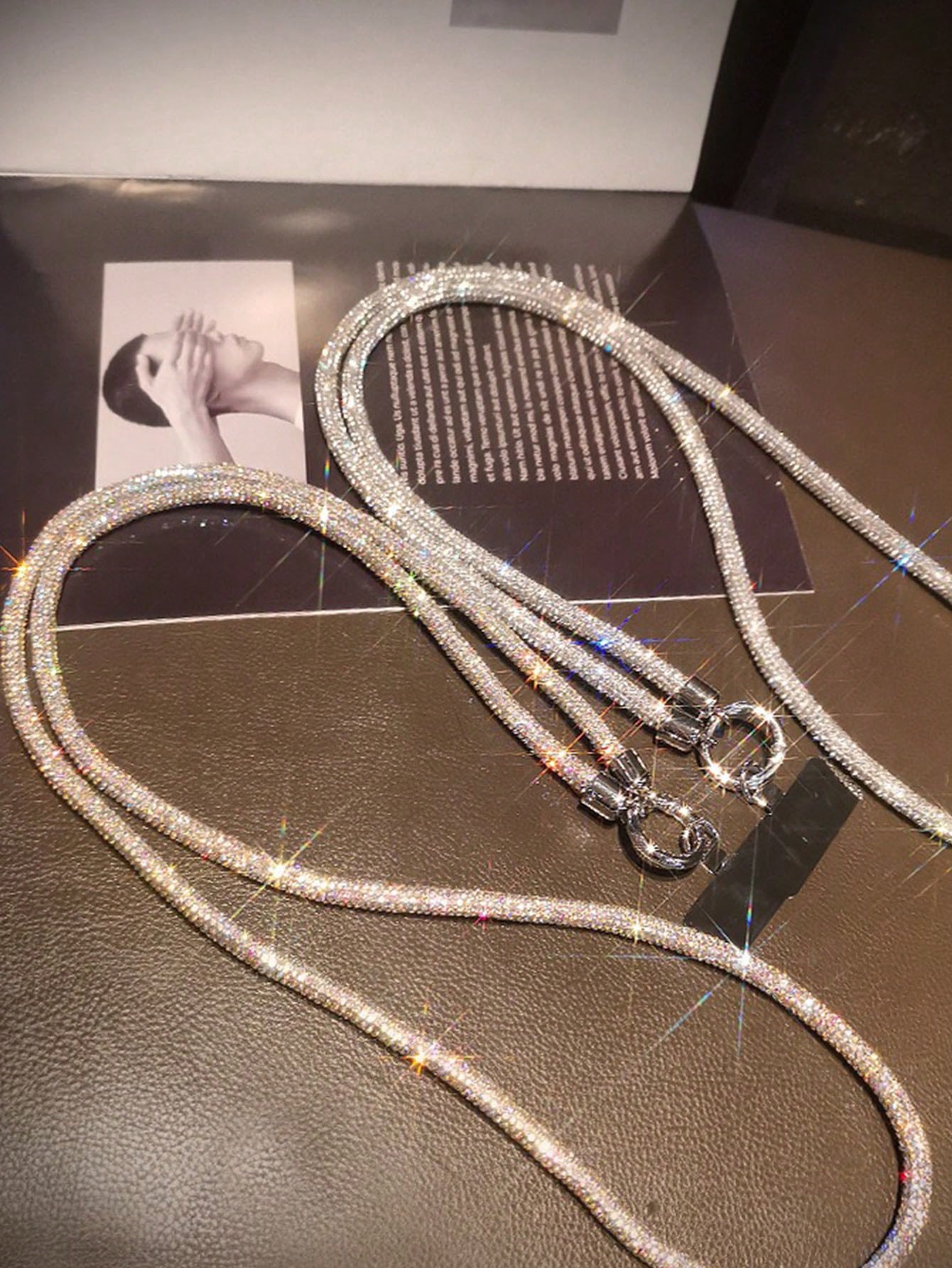 Premium Luxury Fully Rhinestone Diagonal Chain Bracelet Lanyard, Multi-Functional Fashionable Versatile Diagonal Strap Used As Both Phone Lanyard And Wrist Strap, Sturdy Anti-Drop Holder With Metal Cl