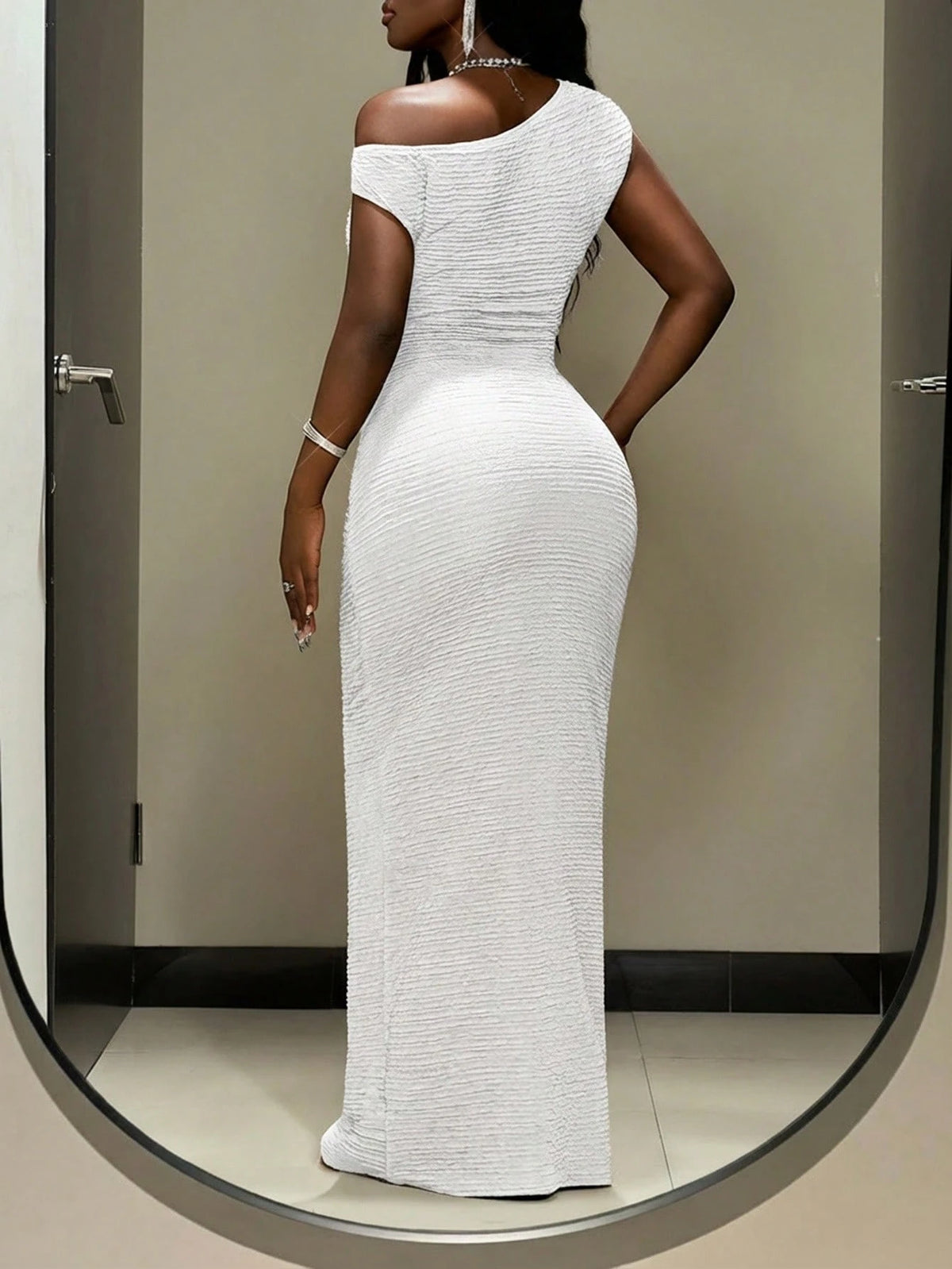 Slaydiva White,Summer,Elegant,Seductive,Night Out Asymmetrical Shoulder Sleeveless Bodycon Dress,Textured Vertical Stripe Fabric Super Long Party Dress Women