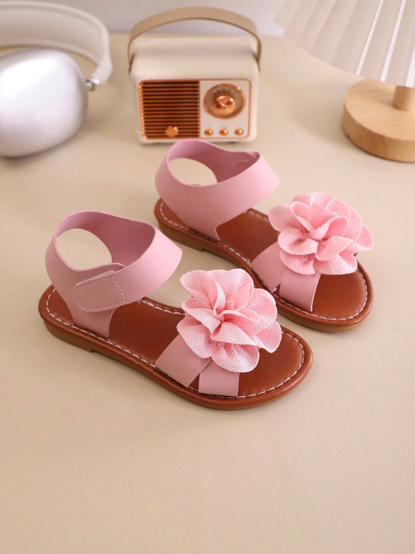 Summer Girls' Round Toe Flat Sandals, Flower Girl Shoes, Girls' School Shoes, Young Ladies' Shoes. Beautiful Floral Blooms, Suitable For Home Leisure, Beach Vacation, Outdoor Shopping.