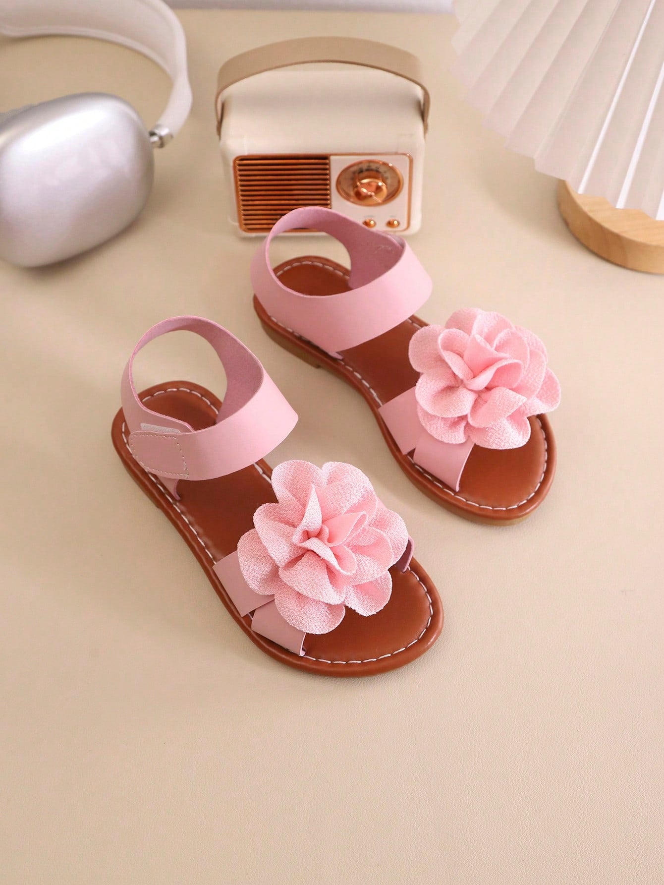 Summer Girls' Round Toe Flat Sandals, Flower Girl Shoes, Girls' School Shoes, Young Ladies' Shoes. Beautiful Floral Blooms, Suitable For Home Leisure, Beach Vacation, Outdoor Shopping.