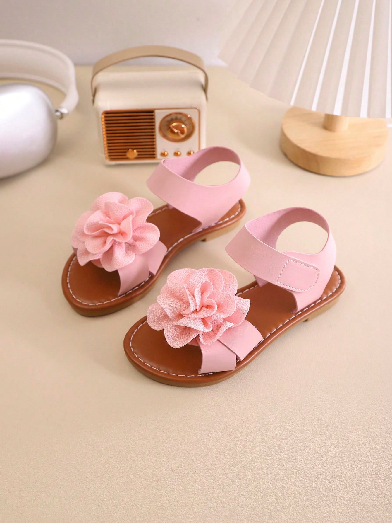 Summer Girls' Round Toe Flat Sandals, Flower Girl Shoes, Girls' School Shoes, Young Ladies' Shoes. Beautiful Floral Blooms, Suitable For Home Leisure, Beach Vacation, Outdoor Shopping.