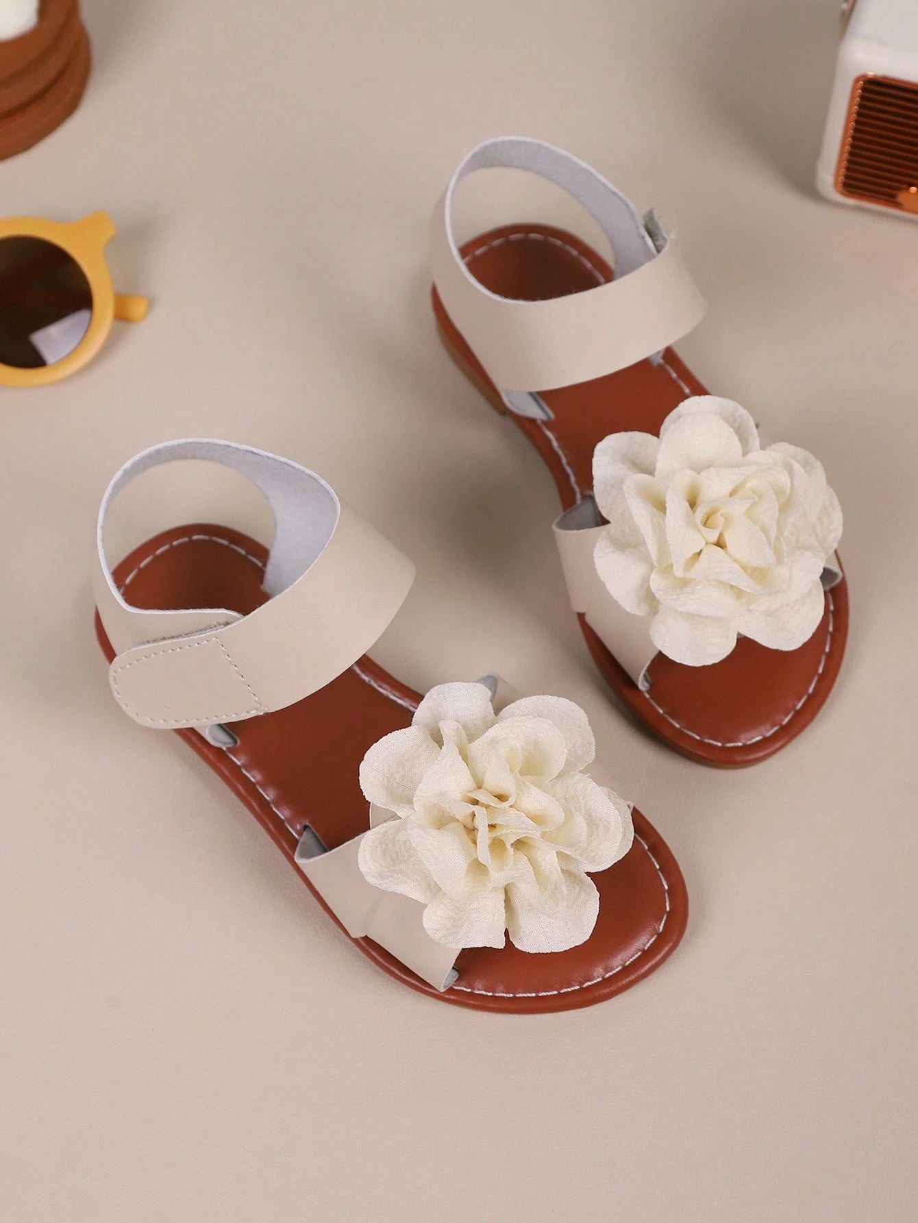 Summer Girls' Round Toe Flat Sandals, Flower Girl Shoes, Girls' School Shoes, Young Ladies' Shoes. Beautiful Floral Blooms, Suitable For Home Leisure, Beach Vacation, Outdoor Shopping.