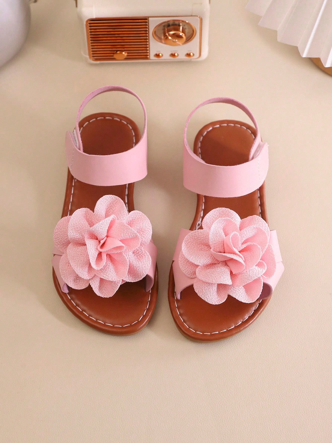 Summer Girls' Round Toe Flat Sandals, Flower Girl Shoes, Girls' School Shoes, Young Ladies' Shoes. Beautiful Floral Blooms, Suitable For Home Leisure, Beach Vacation, Outdoor Shopping.