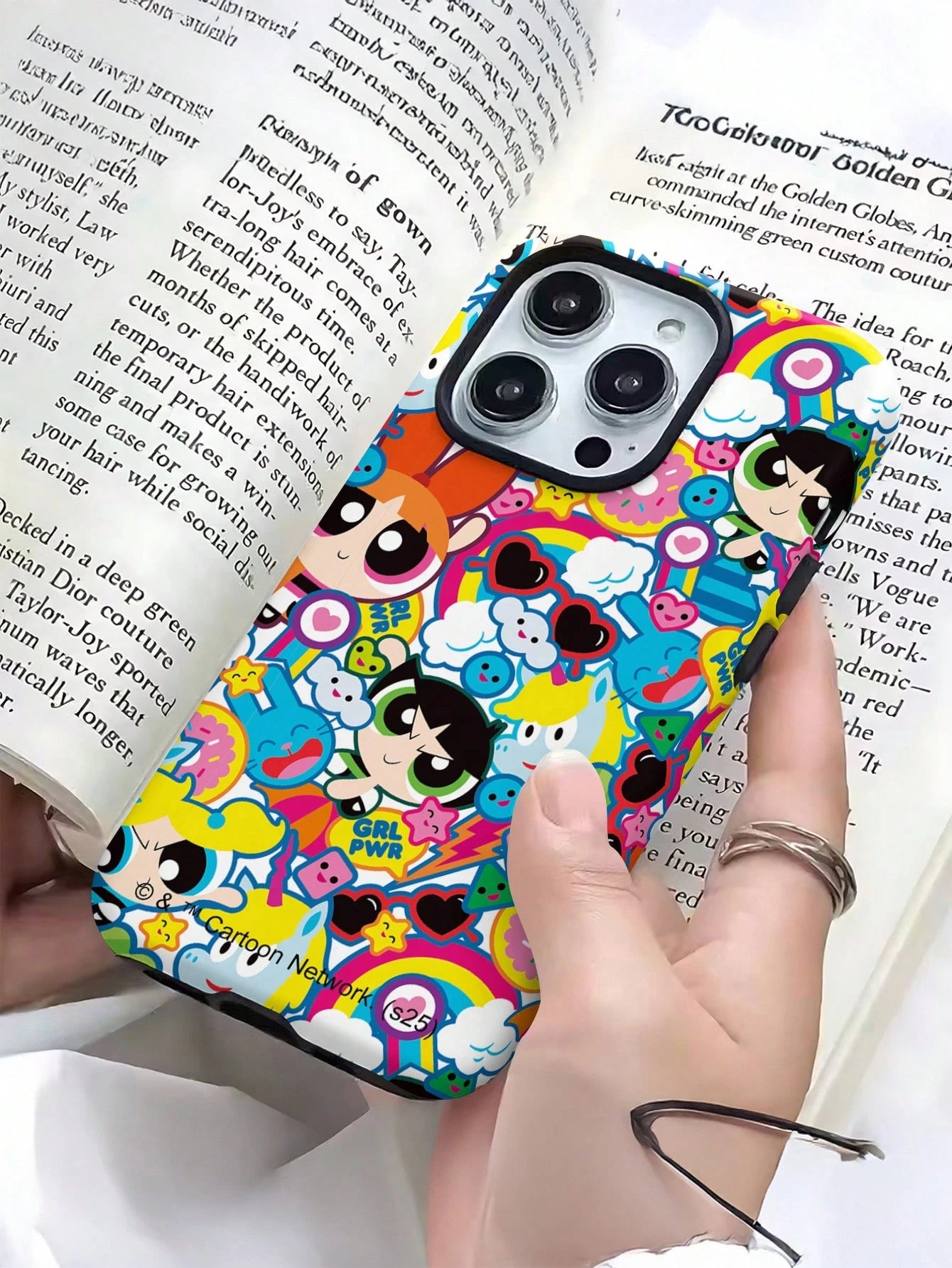 THE POWERPUFF GIRLS X This Powerpuff Girls 2-In-1 Film Phone Case Is Made Of TPU+PC Material, Offering A Shockproof Frosted Feel. The Finely Printed Pattern Effectively Protects Your Apple 14/15