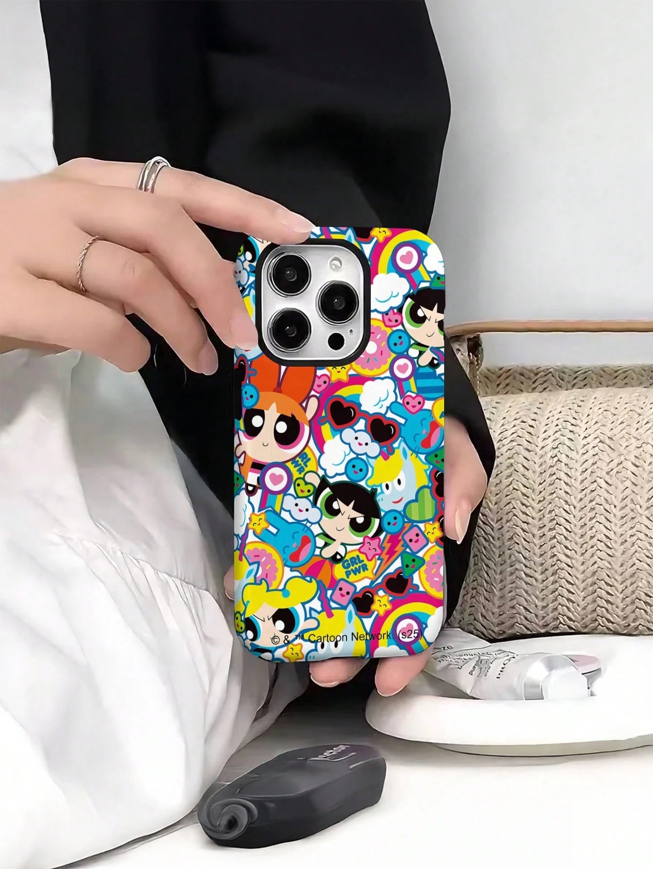THE POWERPUFF GIRLS X This Powerpuff Girls 2-In-1 Film Phone Case Is Made Of TPU+PC Material, Offering A Shockproof Frosted Feel. The Finely Printed Pattern Effectively Protects Your Apple 14/15