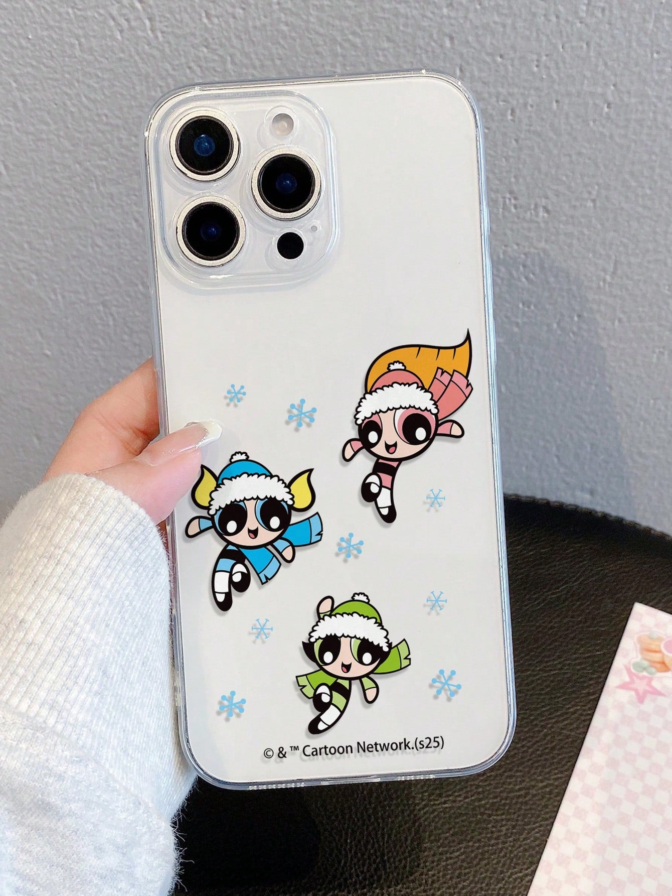 THE POWERPUFF GIRLS X This Powerpuff Girls 2-In-1 Film Phone Case Is Made Of TPU+PC Material, Offering A Shockproof Frosted Feel. The Finely Printed Pattern Effectively Protects Your Apple 14/15