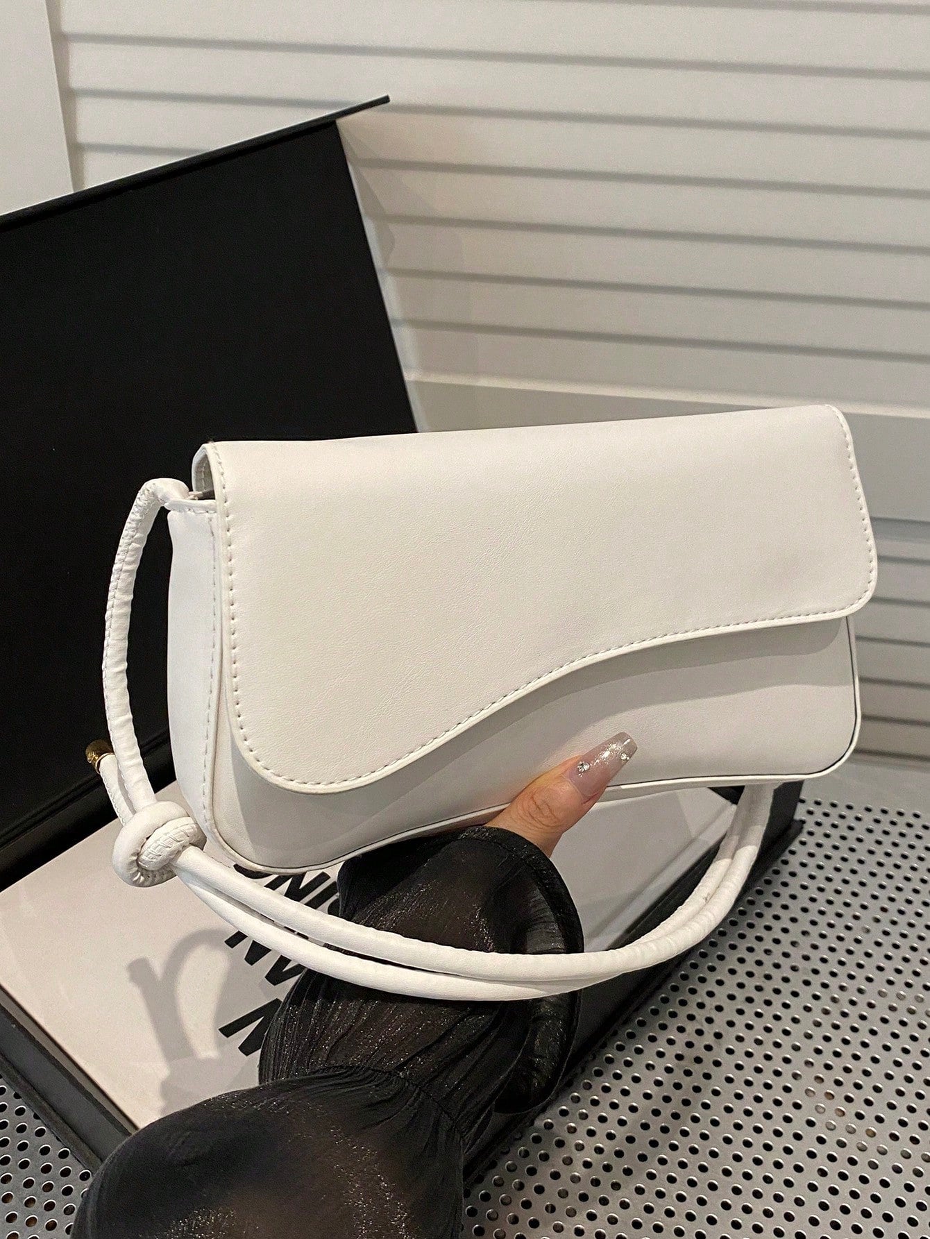 This Fashionable Minimalist Bag Features Asymmetrical Flap And Adjustable Shoulder Strap Design, Suitable For Shopping And Carrying Wallet