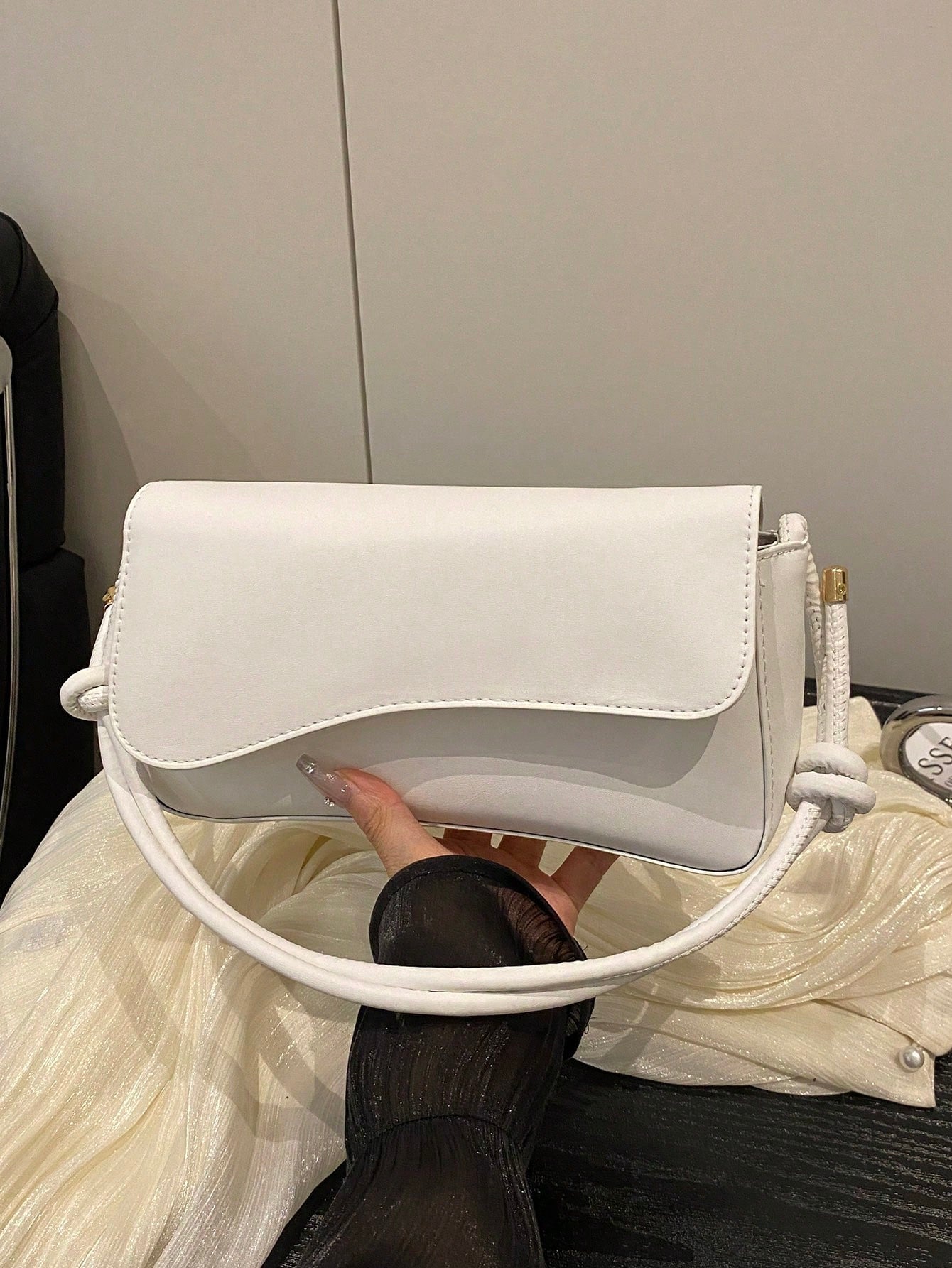 This Fashionable Minimalist Bag Features Asymmetrical Flap And Adjustable Shoulder Strap Design, Suitable For Shopping And Carrying Wallet