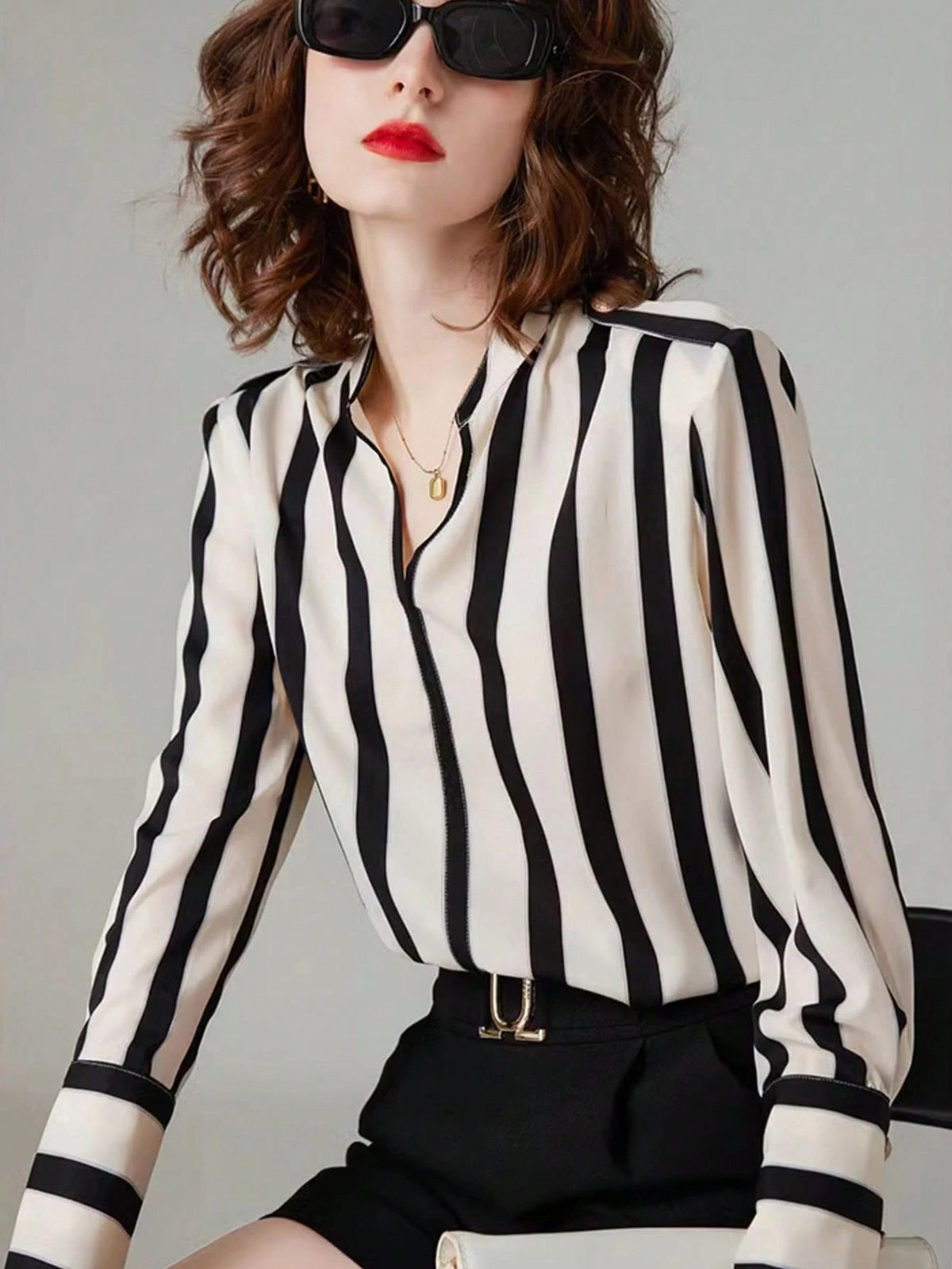 Women's Summer/Early Autumn Vertical Striped Shirt, V-Neck Long Sleeve Blouse, Elegant French Style Commuter Top Spring