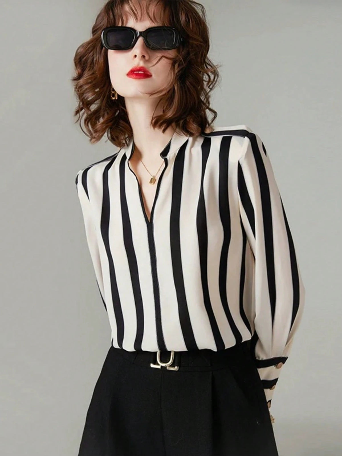 Women's Summer/Early Autumn Vertical Striped Shirt, V-Neck Long Sleeve Blouse, Elegant French Style Commuter Top Spring