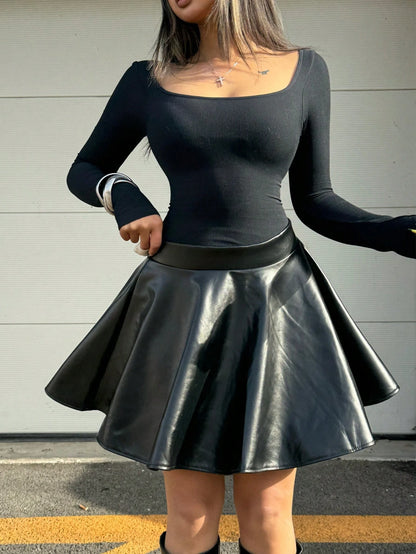 Y2K Streetwear Style PU Leather Pleated Black Flare Mini Skirt, High Waist Ruffle Hem, Women Party Dress Spring
